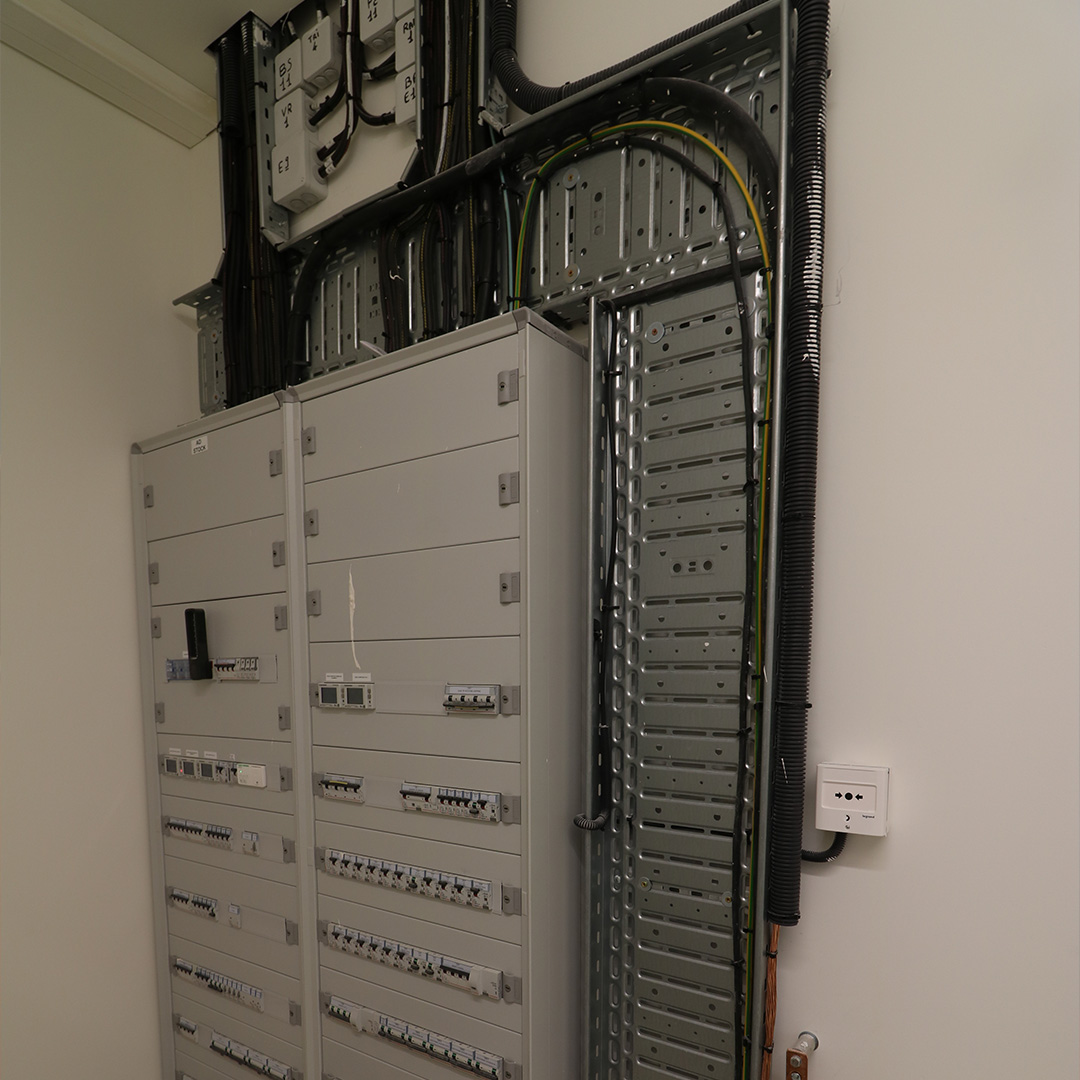 Armoire Electrique illustrant le Courant Fort de la CNE